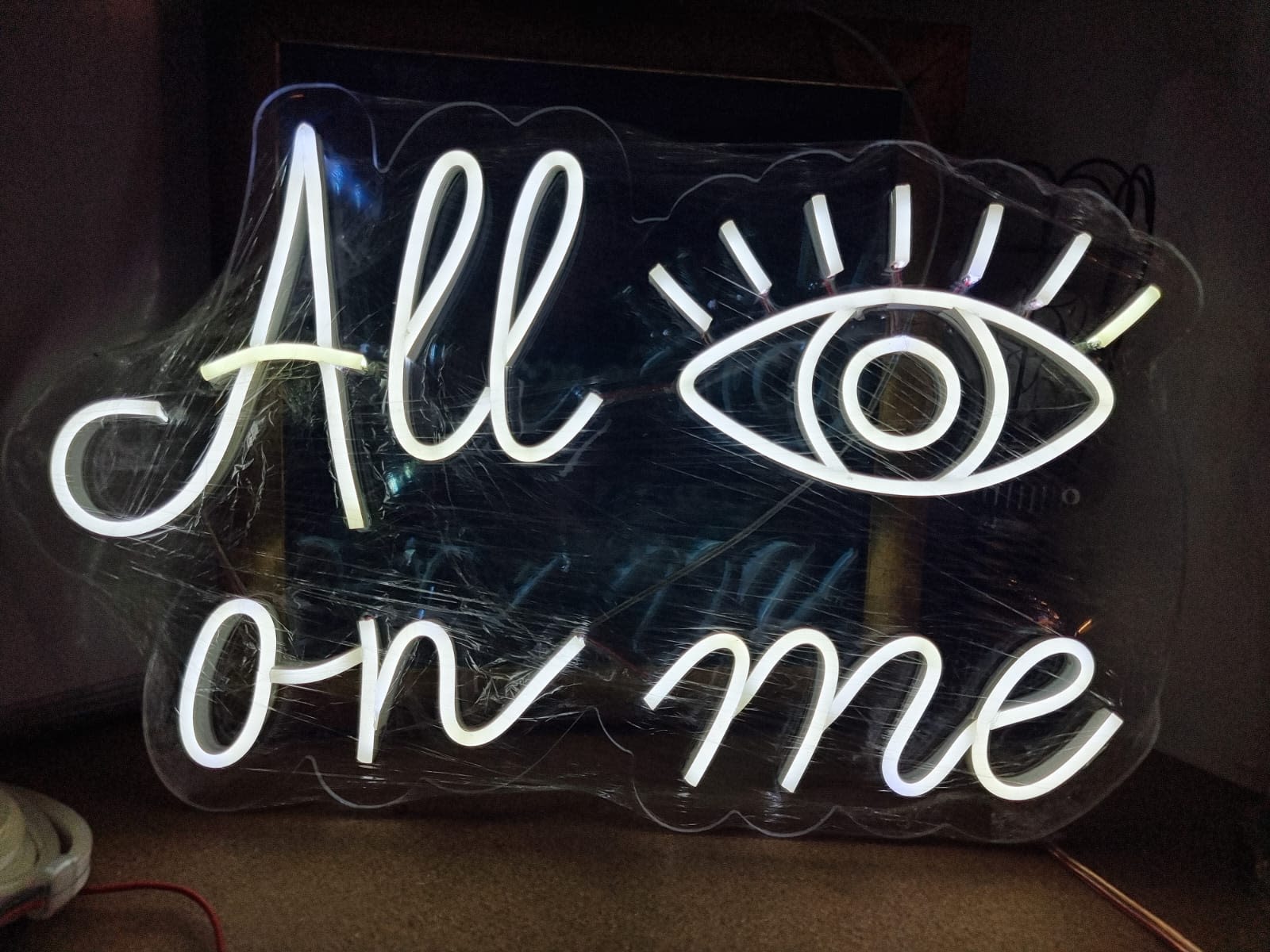 All eyes on Me Neon Tabela