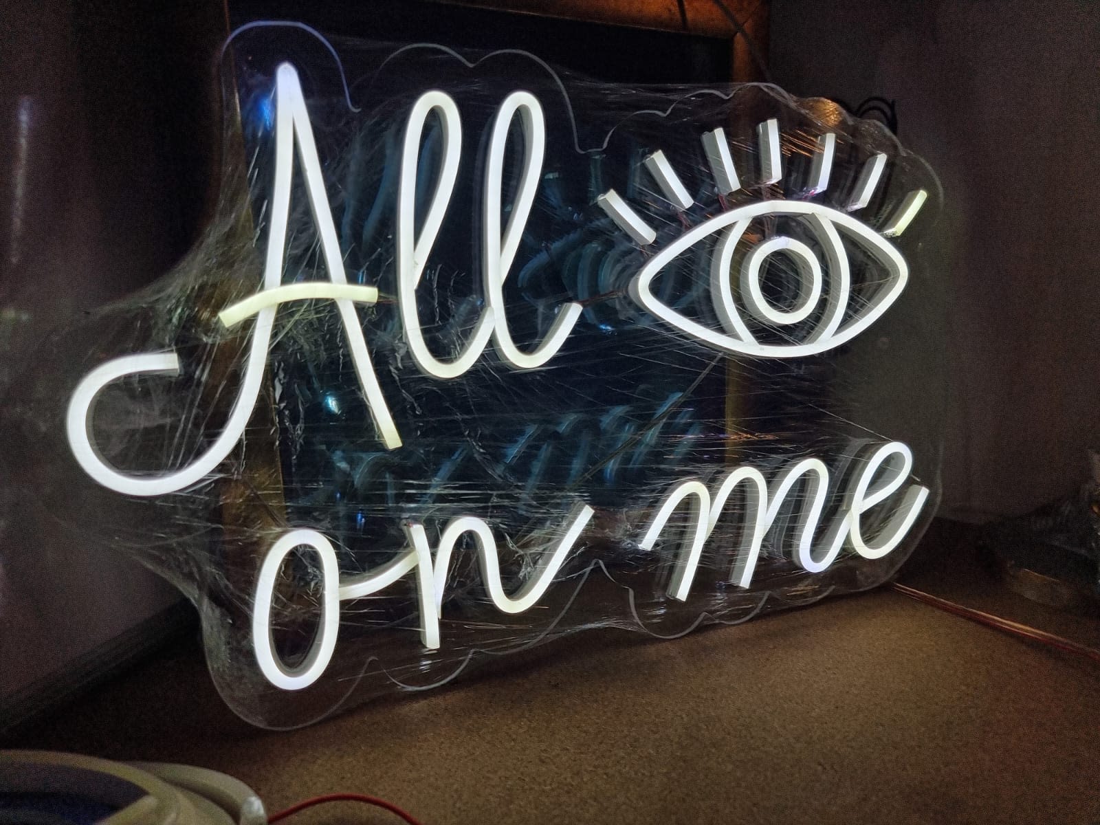 All eyes on Me Neon Tabela - 3