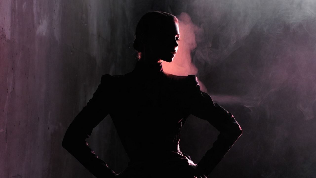 Mistress Krigar in shadow, guide to daily submission training
