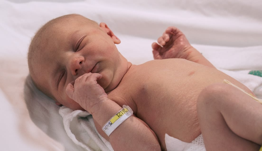 newborn with hospital armband