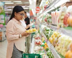 An unmasked woman in the grocery store.