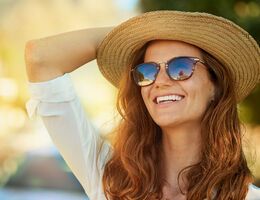 A woman in a hat and sunglasses