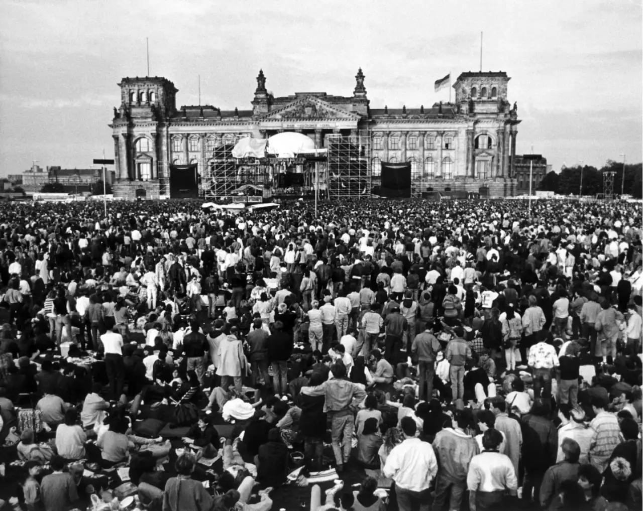 Thousands of East Germans listened to David Bowie perform on the other side of the Berlin Wall in June 1987 image