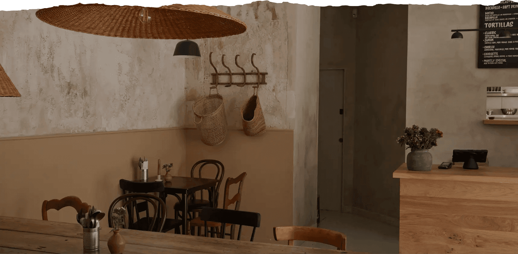 Decorative egg illustration with Spanish greeting