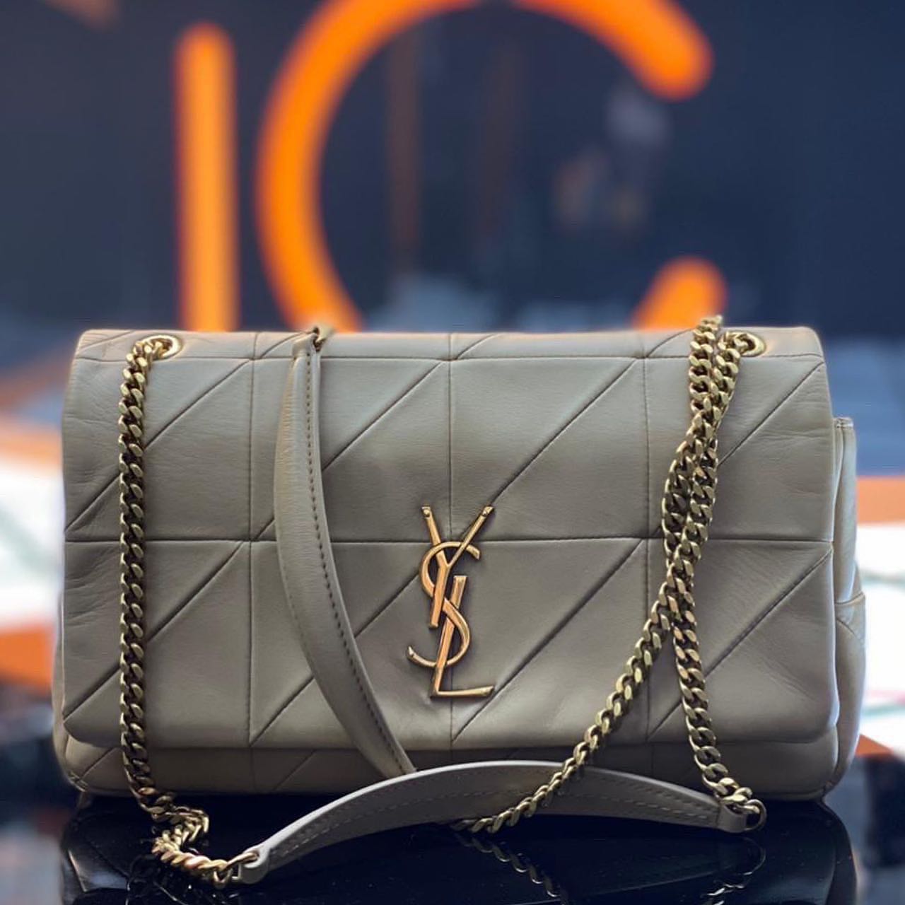 Светлая сумка Saint Laurent с локальным пятном на коже до профессиональной чистки в iCleaning