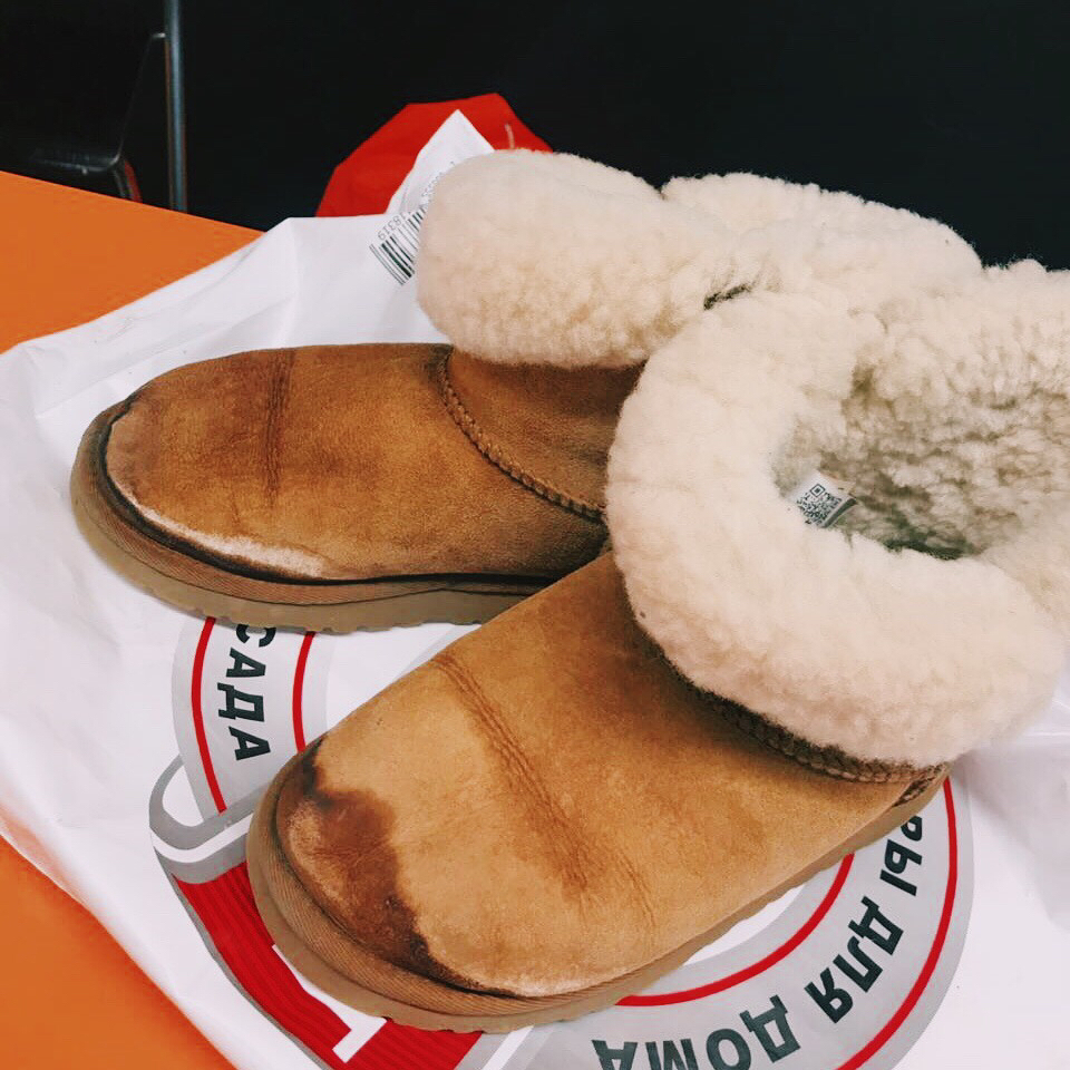Угги UGG с сильными загрязнениями и потемнением замши до профессиональной чистки в iCleaning