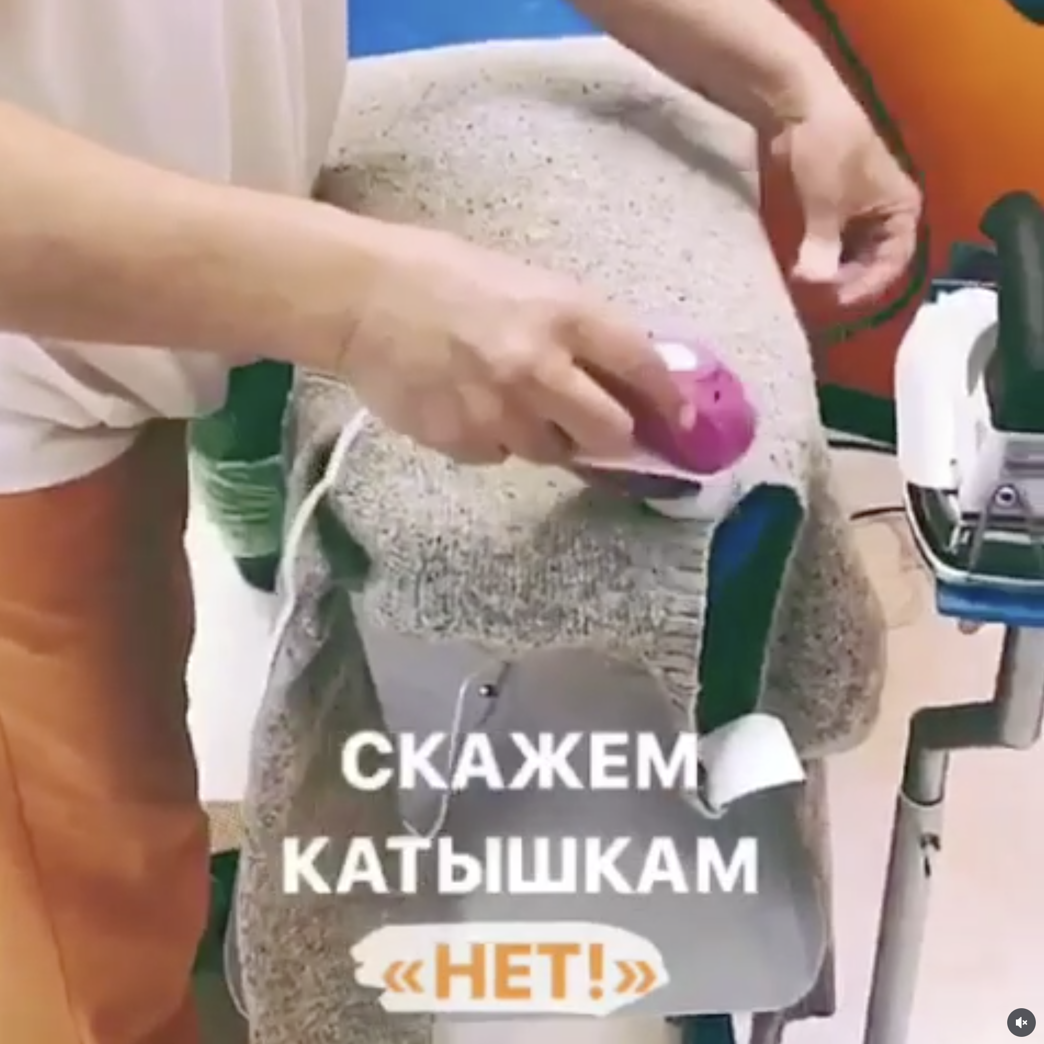 Специалист iCleaning удаляет катышки с поверхности трикотажного изделия профессиональным инструментом
