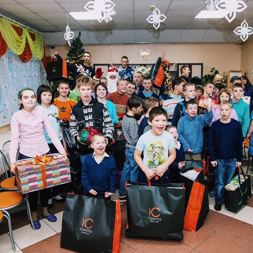Воспитанники Яхромского детского дома с подарками благотворительной акции iCleaning