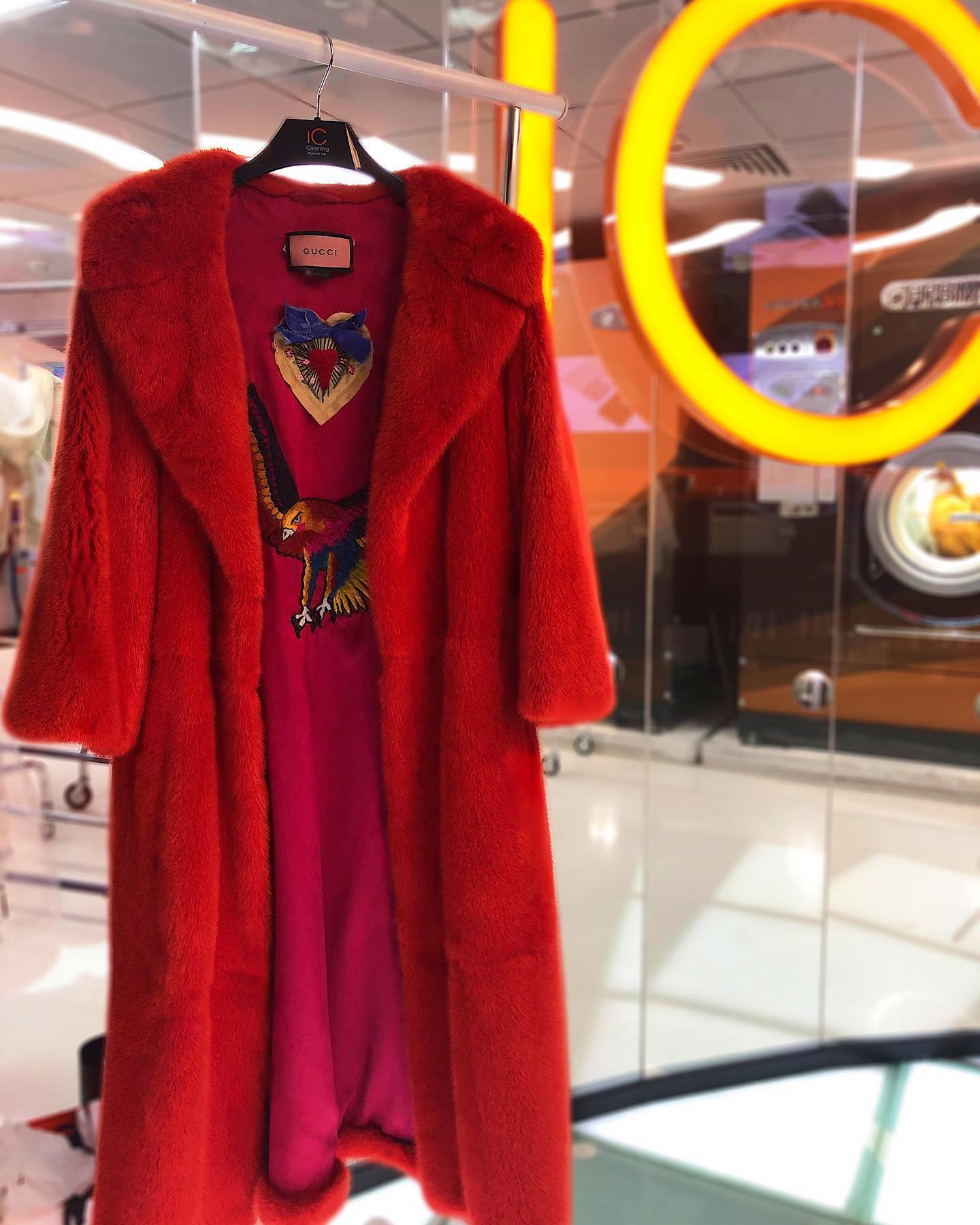 Красное меховое пальто Gucci после профессиональной чистки и подготовки к сезону в iCleaning