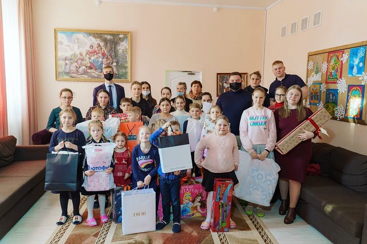 Дети центра «Покров» с подарками после благотворительной акции «Чистое сердце» iCleaning