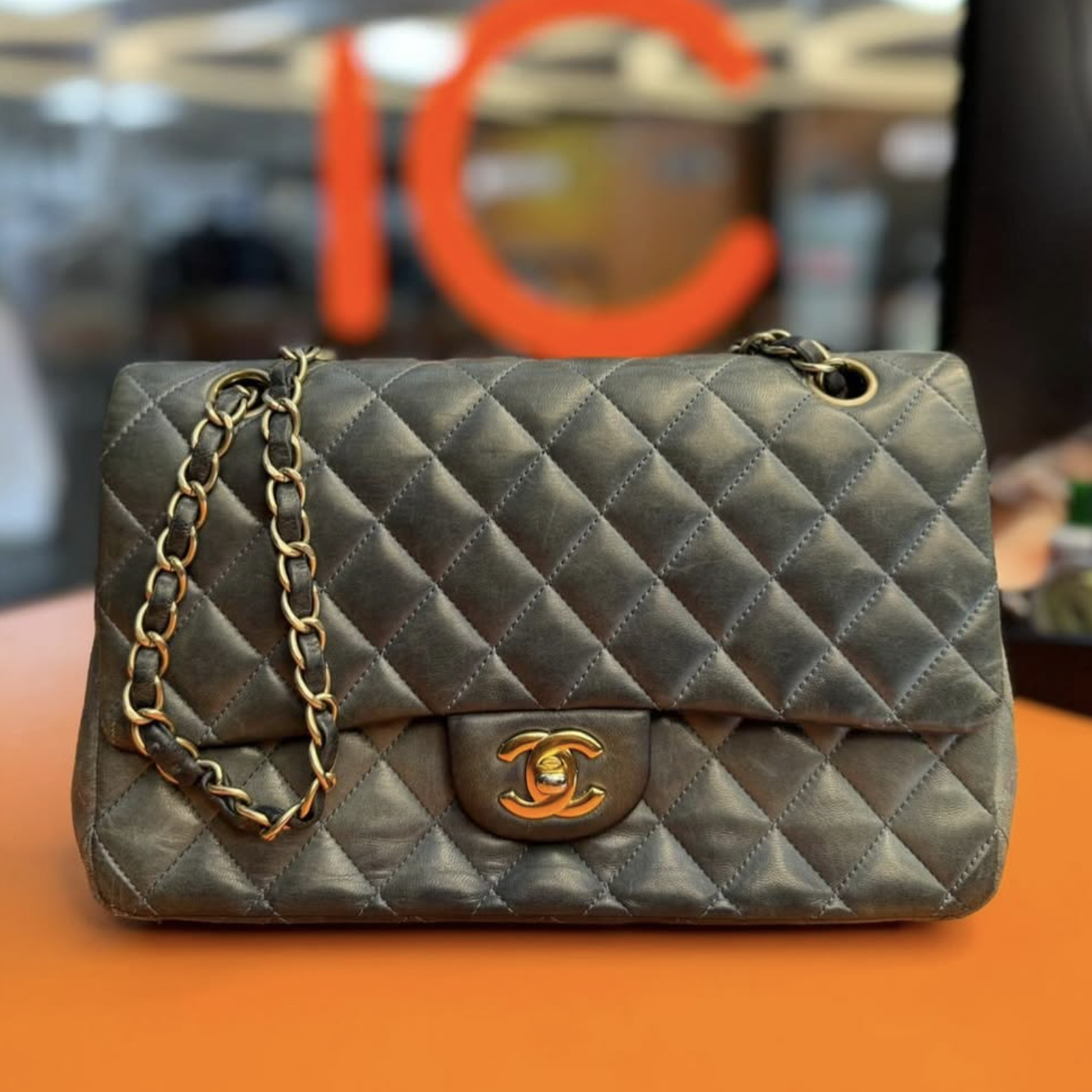 До и после чистки и восстановления сумки Chanel с простёжкой и золотистой фурнитурой