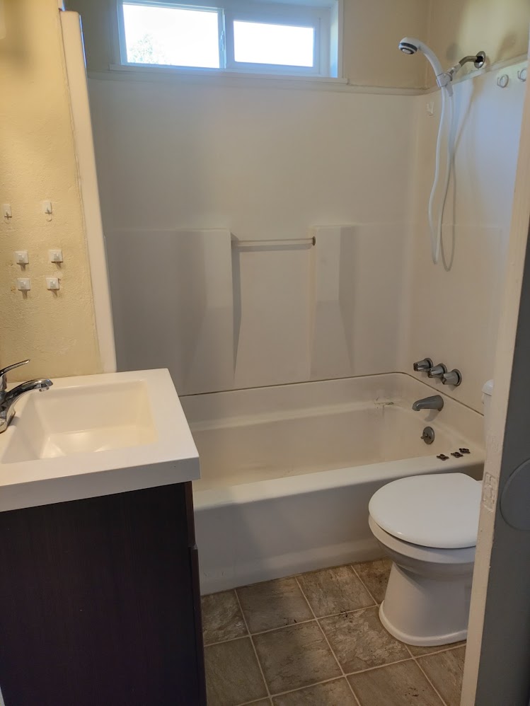 outdated bathroom with bathtub