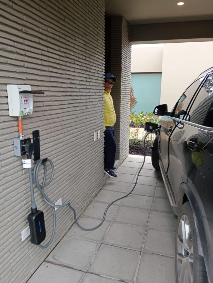 Cargador en garaje residencial