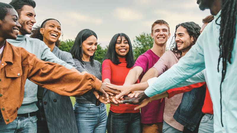 Menschen mit unterschiedlichen kulturellen Hintergründen