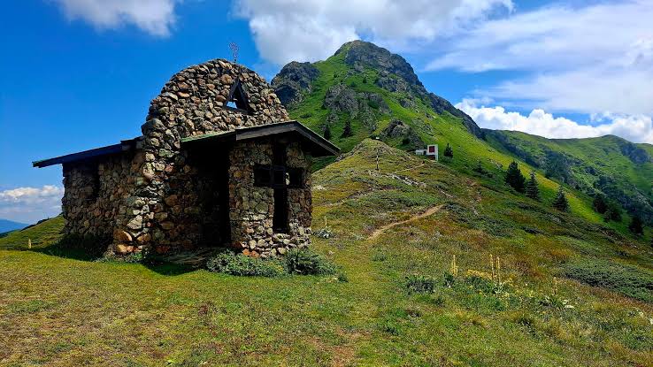 Скалният купол на връх Юмрука, гледан от параклиса