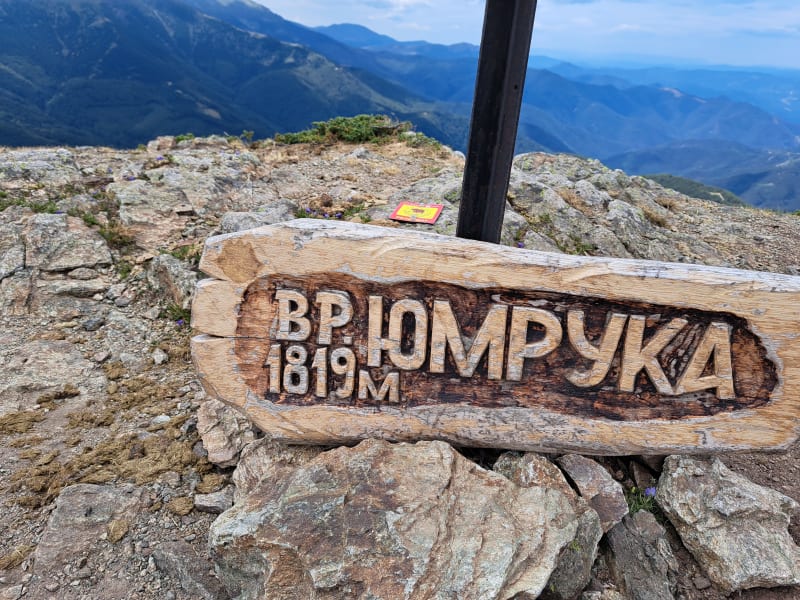 Дървената табела на връх Юмрука
