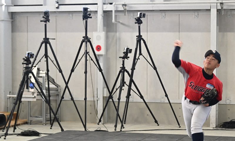 少年野球の事故防止のNG例。青いユニフォームの選手が打球を体の正面で捕球する危険な守備に、大きな赤いバツ印が付いている。