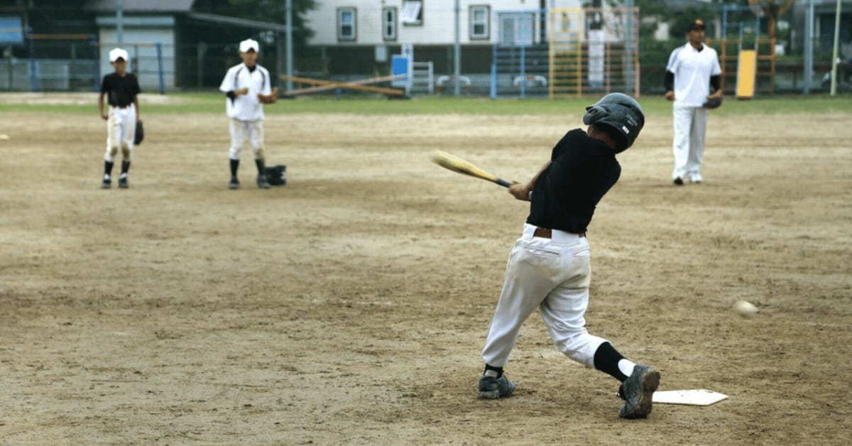 野球の3-6-3ダブルプレーを図解。一塁手(3)から遊撃手(6)へ、そして再び一塁手へ送球されるゲッツーの流れを赤い矢印で示す。