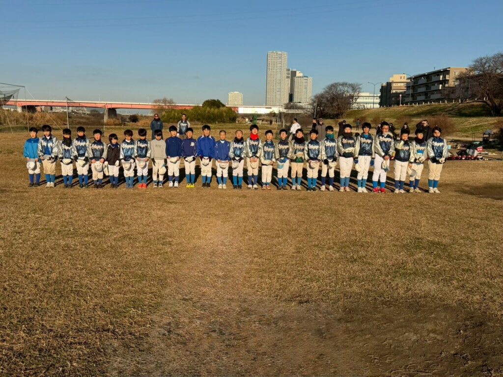 青と赤のインフォグラフィックで2026年リトルリーグ選手権のルールを解説。選手のイラストやアイコンを使い、投球数制限などの重要事項を視覚的に紹介。