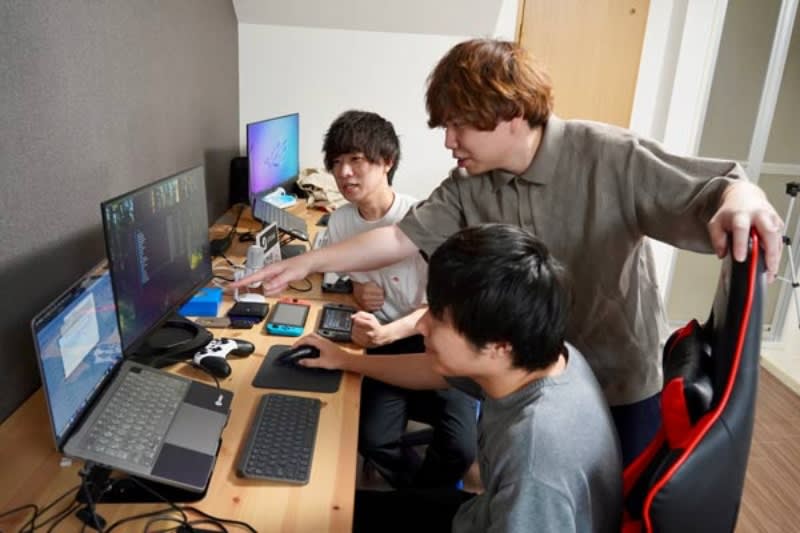 非対称型対戦サバイバルホラー『DbD』スマホ版のゲームプレイ。生存者が物陰から、暗闇に立つ不気味な殺人鬼を伺う緊迫感ある場面。