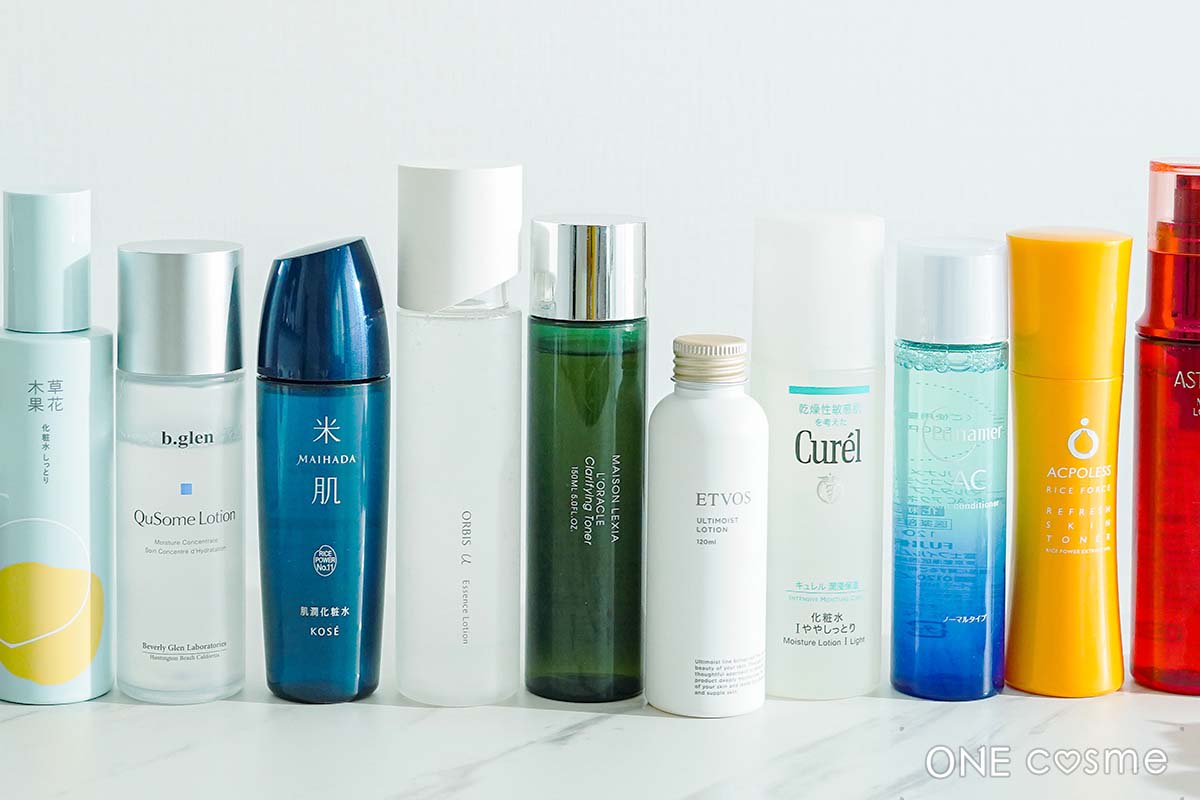 女性が鼻の毛穴の黒ずみ改善のため、ドラッグストアで買える濃密な泡洗顔料を指で優しくなじませている様子。