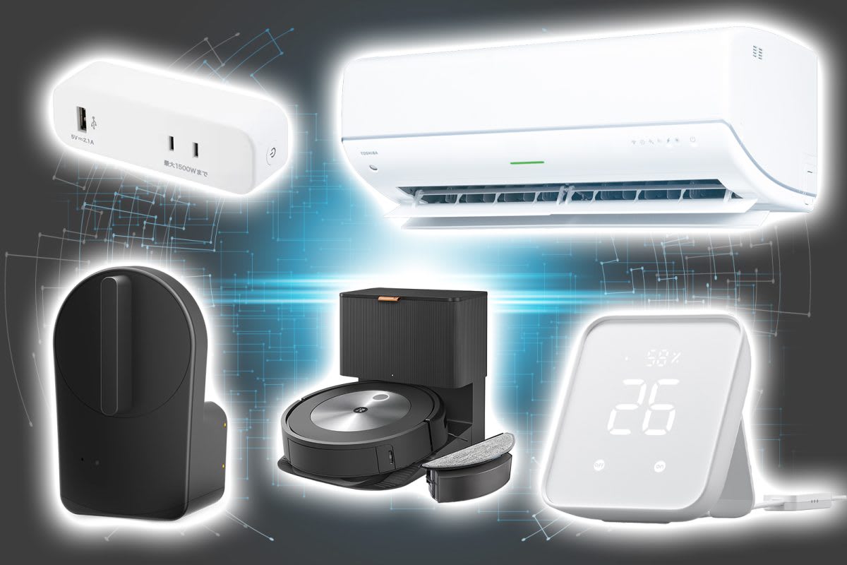 ソファに座る女性がスマホでスマートホームの基本デバイスを操作。テーブル上のスマートスピーカーと連携し、生活が激変する便利な暮らしをイメージ。