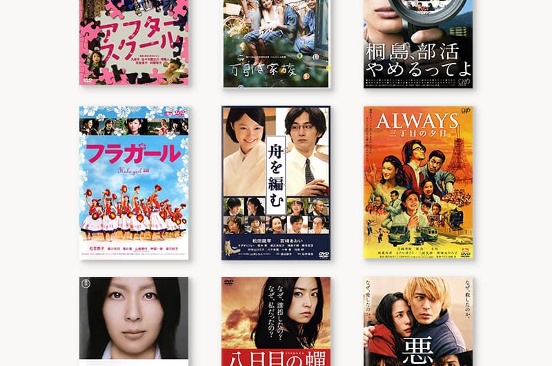 佐藤健と満島ひかりがカフェで向かい合う映画のワンシーン。邦画おすすめ作品に見られる、登場人物の感情が伝わる名場面。