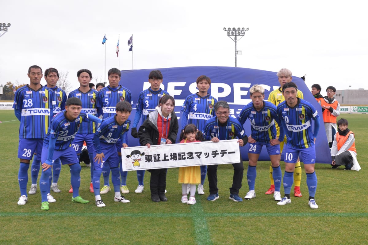 クリアソン新宿の選手がソニー仙台FCの選手と激しくボールを奪い合うJFL第7節での攻防。ピッチ上で繰り広げられる緊迫した一場面。