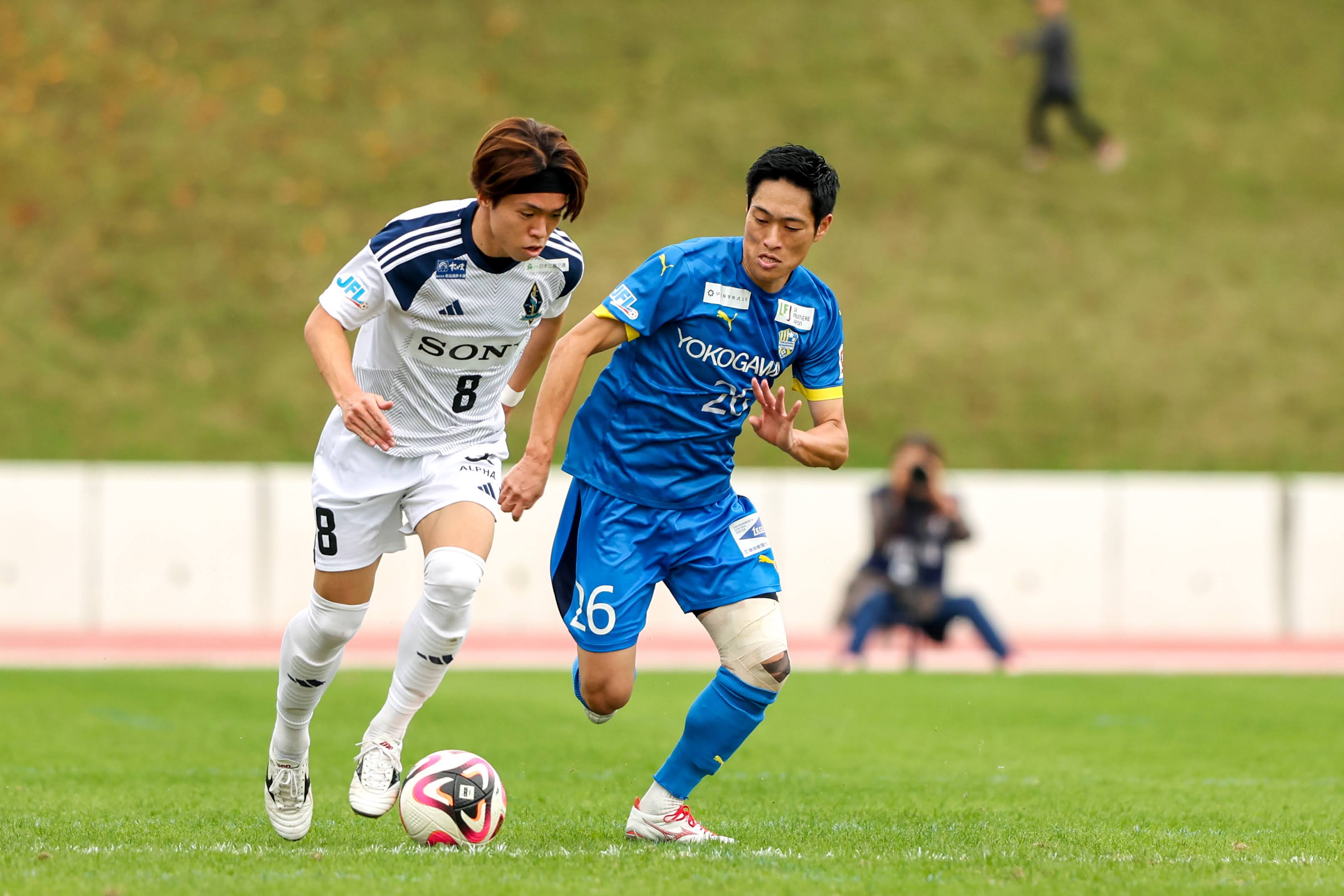 ピッチ上で右足を振り抜く横河武蔵野FCの選手。JFLソニー仙台FC戦に向けた選手パフォーマンス分析。