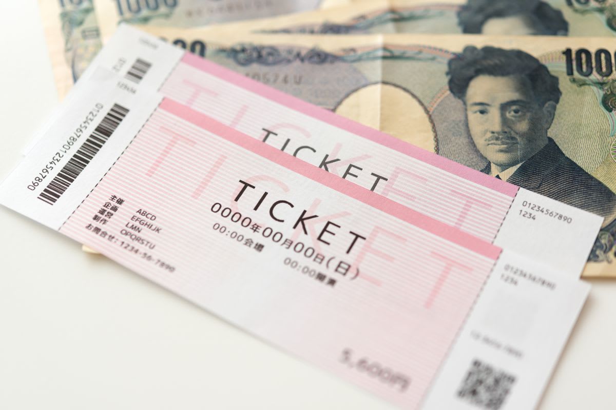 A large red X over a B.LEAGUE ticket warns against illegal ticket resale, showing silhouettes trading a ticket.