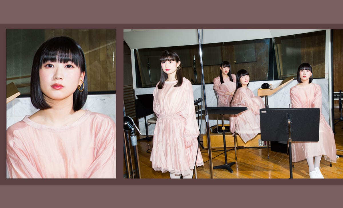 RYUTistの横山実郁が水色の爽やかなライブ衣装でマイクを手に持ち、ライブ初心者を安心させるような優しい笑顔でカメラを見つめる。