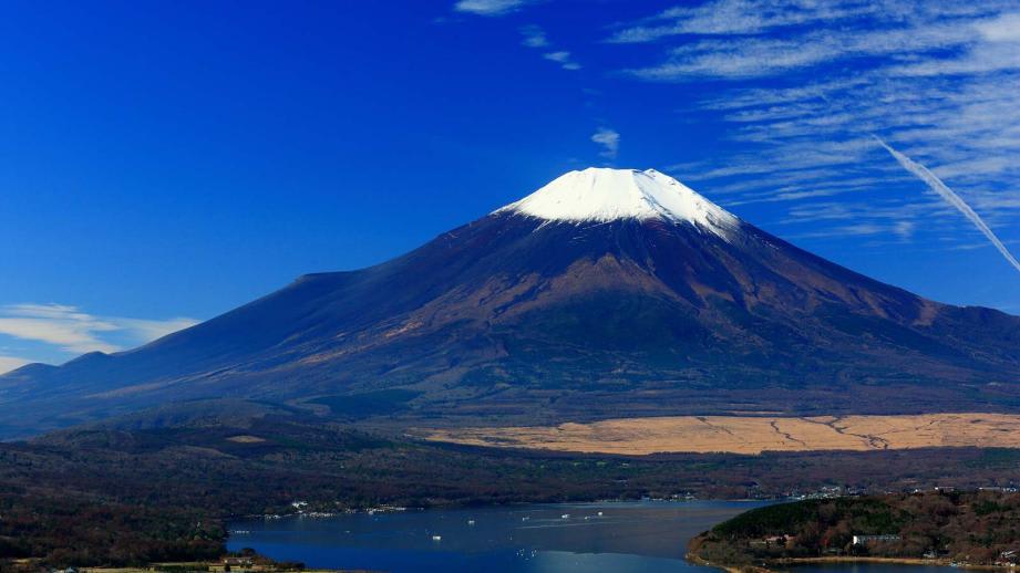 深い緑の苔に覆われた岩壁を流れ落ちる滝。山梨県の自然散策で人気の癒やし観光スポットを象徴する雄大な風景。