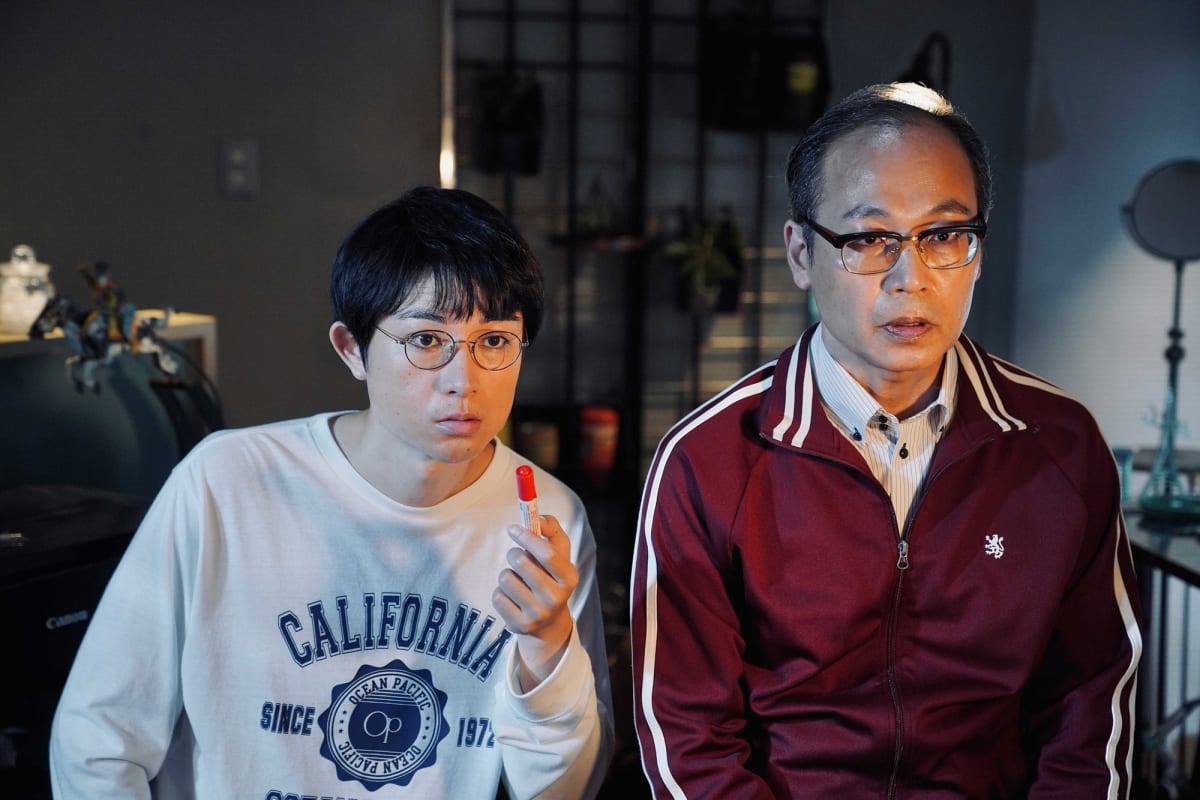 虫眼鏡でスマホ画面の玉石混交な情報を精査し、信頼できる最新話題や情報源を見抜く様子のイラスト。