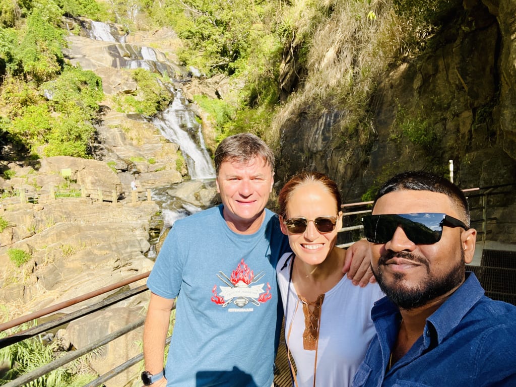 private-driver-sri-lanka-tourists-with-waterfall