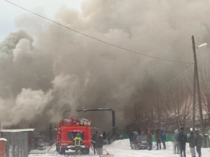 В Кильмези произошел крупный пожар в деревянном доме, где жили пенсионеры
