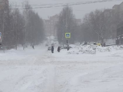 Как в Кирово-Чепецке справлялись со снегопадом: подборка фото города в снежном плену