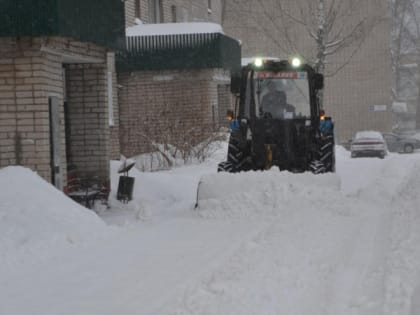 В Кирово-Чепецке продолжаю устранять последствия снегопада: что говорят в мэрии