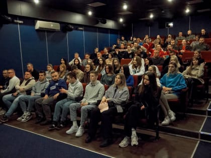 Кировские молодогвардейцы посетили премьеру фильма о Донбассе