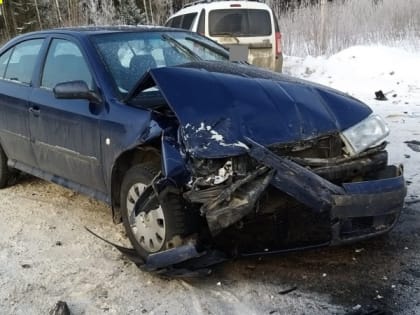 В Кирово-Чепецком районе столкнулись Lada и Škoda: пострадала женщина-водитель