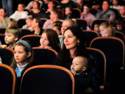 Губернатор поздравил женщин на праздничном концерте в Вятской филармонии