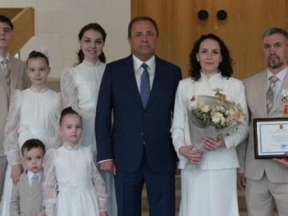 Игорь Комаров вручил орден «Родительская слава» семье из Чувашии