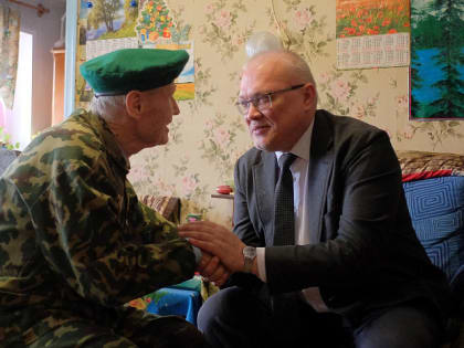Александр Соколов вручил ветерану из Нолинска медаль к 80-летию Победы