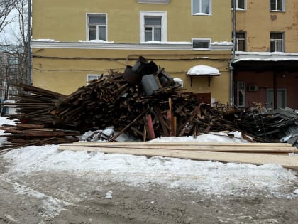 В рамках капремонта в одном из кировских дворов образовалась гигантская свалка строительного мусора