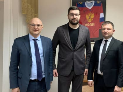 Министр спорта провел совещание в Кирово-Чепецке и сходил с мэром на хоккей