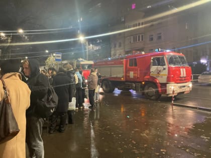 Эвакуация студентов в ВятГУ после срабатывания пожарной сигнализации