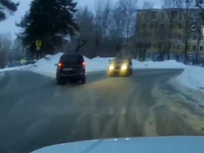 В Кирово-Чепецке сразу двум водителям пришлось уворачиваться от жесткого ДТП