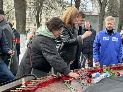 Сотни кировчан несут цветы к мемориалу жертвам теракта в Москве