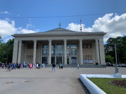 У филармонии в Кирове залили бетонное основание под памятник Александру Невскому