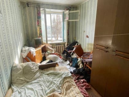 Жителей Вахрушей шокировал мужчина, волочащий по улице труп, выброшенный из окна