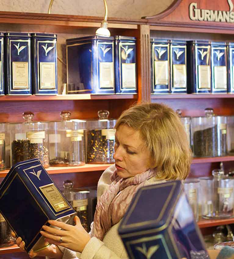 Загадочный буквы на упаковках чая